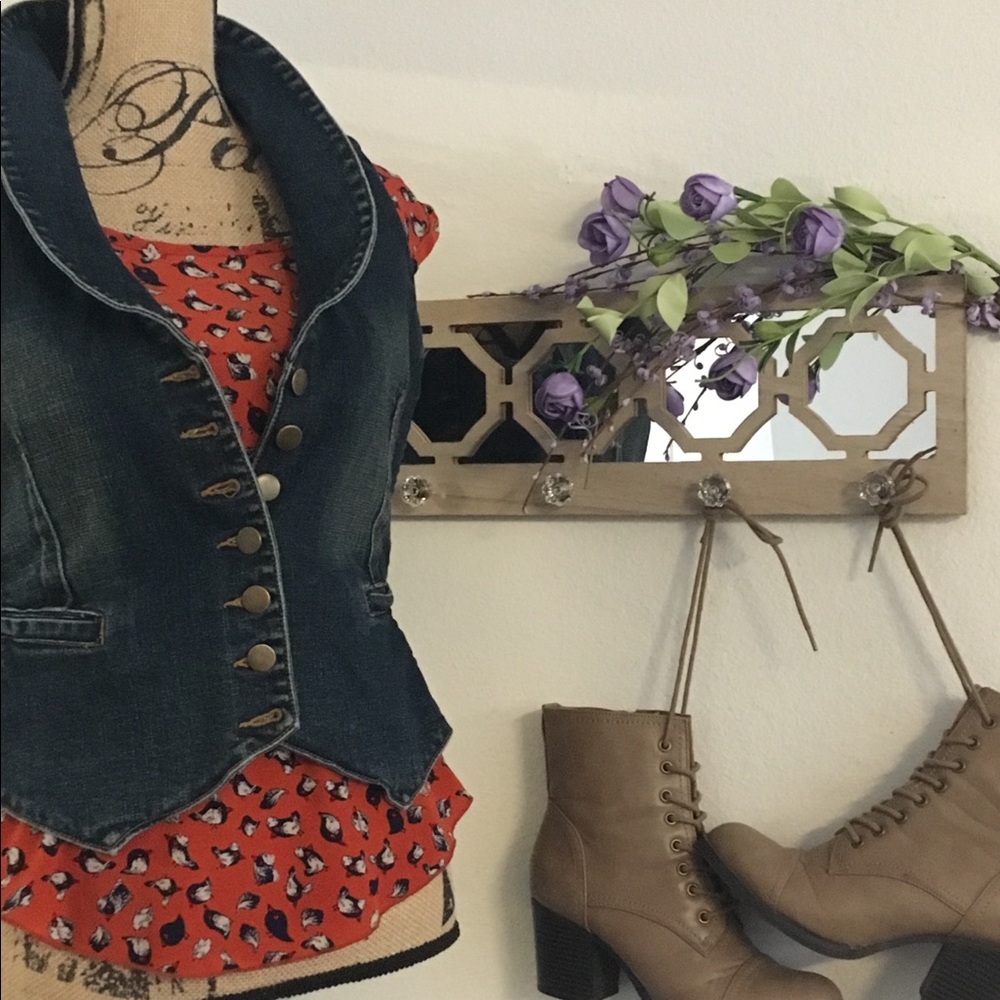 Sleeveless blouse. - Picture 2 of 7